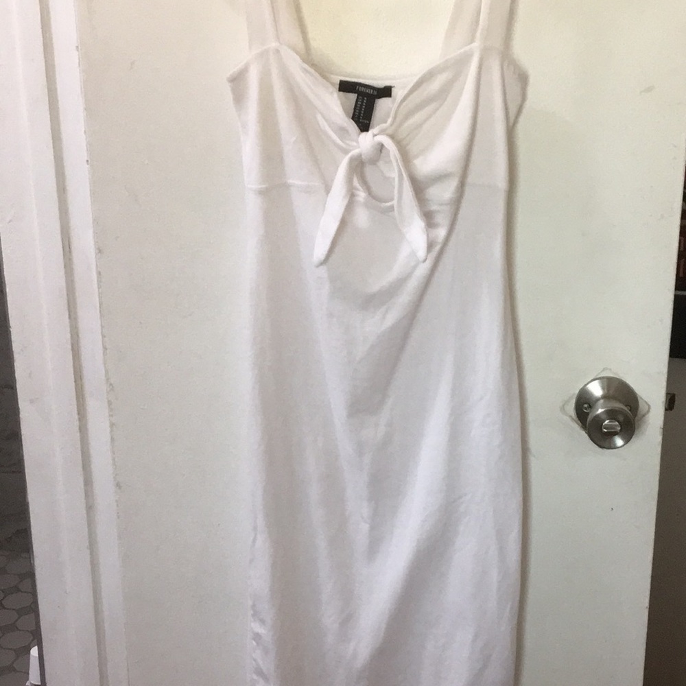 This is a Forever 21 dress this forever 21 dress is a size medium